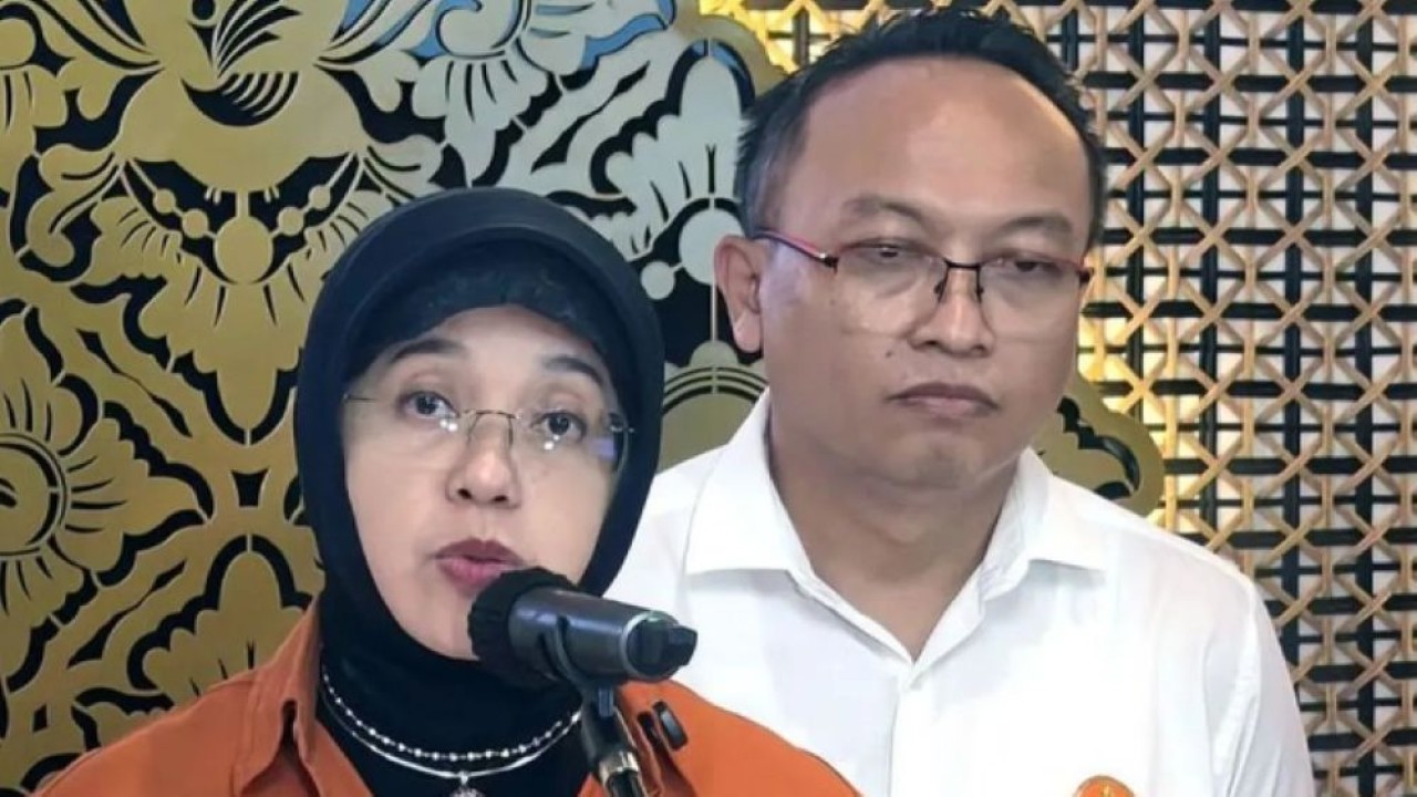 Kepala Badan Pusat Statistik (BPS) Amalia Adininggar Widyasanti dalam konferensi pers selepas pertemuan terbatas dengan Menteri Sosial Saifullah Yusuf membahas hasil verifikasi lapangan 106.153 jiwa pasien katastropik penerima bantuan iuran jaminan kesehatan nasional di Jakarta, Rabu (1/4/2026). (Foto: ANTARA/M Riezko Bima Elko Prasetyo/pri)