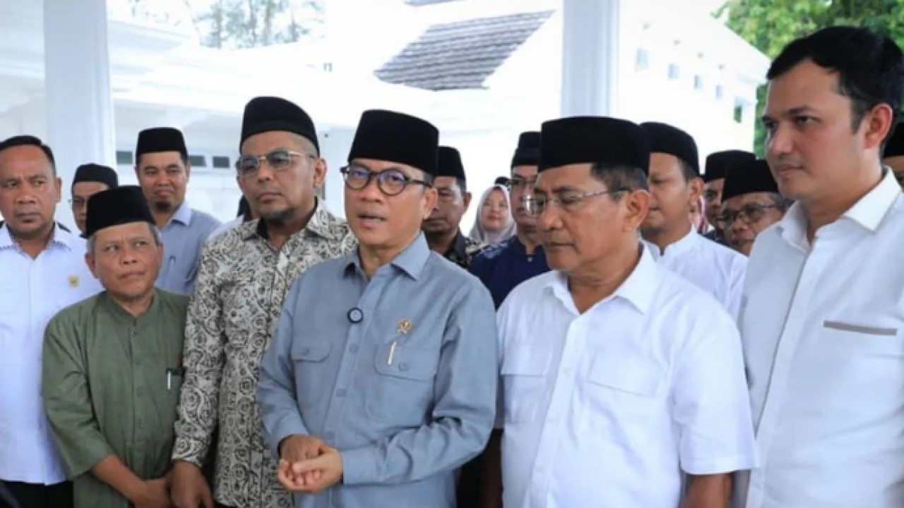 Menteri Desa dan Pembangunan Daerah Tertinggal (Mendes PDT) Yandri Susanto bertemu dengan wali nagari se-Kabupaten Padang Pariaman di Sumatera Barat pada Jumat (3/4/2026). ANTARA/HO-Humas Kemendes PDT. (Antara)