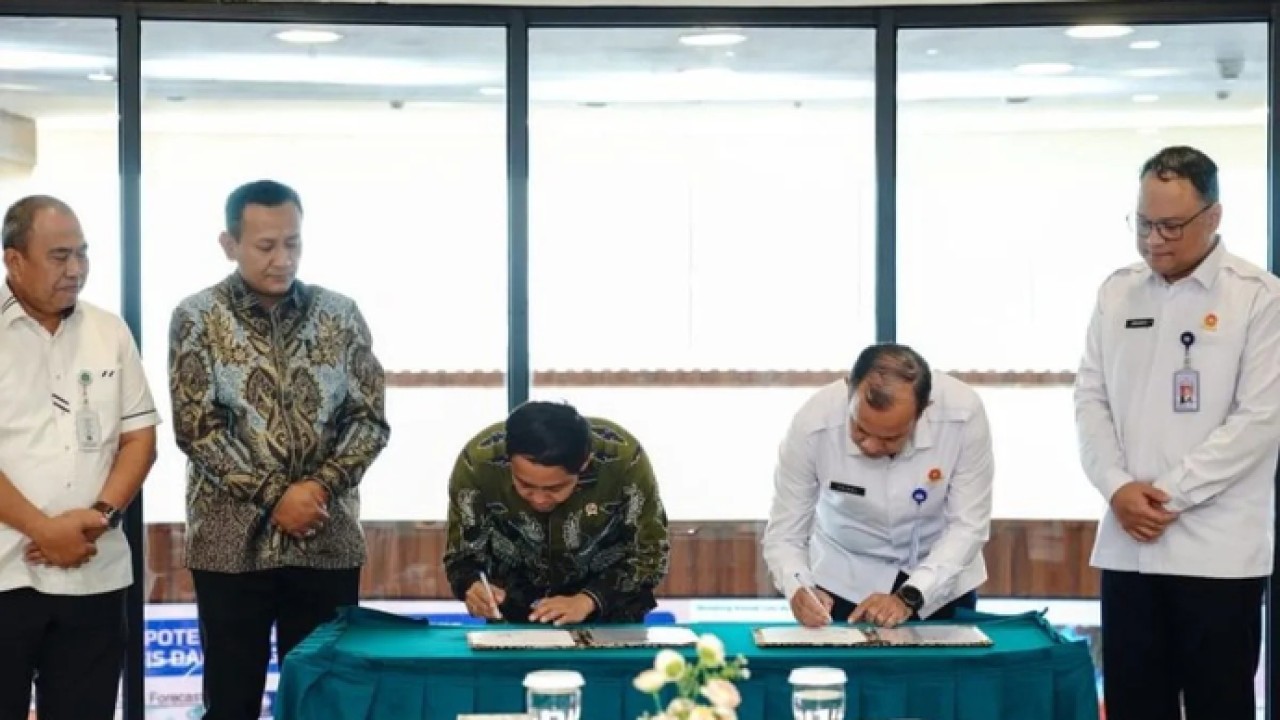 Menteri Kehutanan (Menhut) Raja Juli Antoni melakukan penandatanganan MoU bersama Kepala Badan Meteorologi, Klimatologi, dan Geofisika (BMKG) Teuku Faisal Fathani di Jakarta, Rabu (22/4/2026). ANTARA/HO-Kemenhut RI. (Antara)