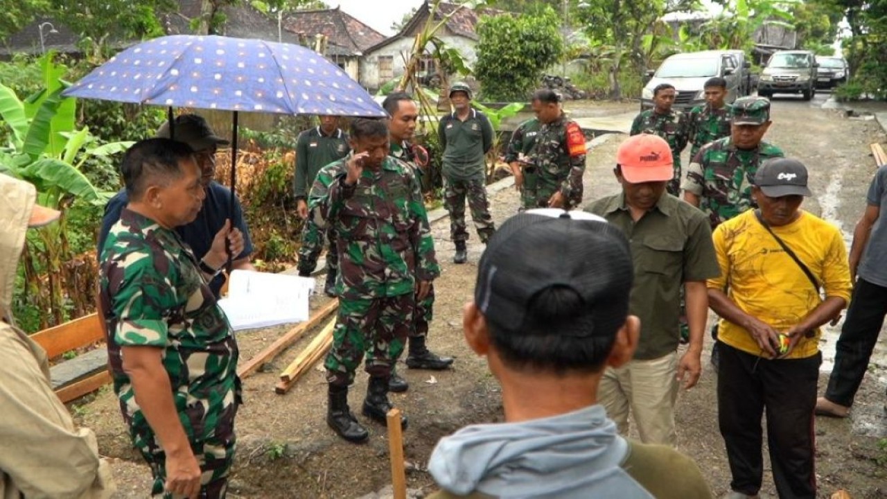 Warga bahu-membahu bersama personel TNI memulai tahap awal pembangunan Jembatan Gantung Garuda. (Foto: Dok/Istimewa/Bakom RI)