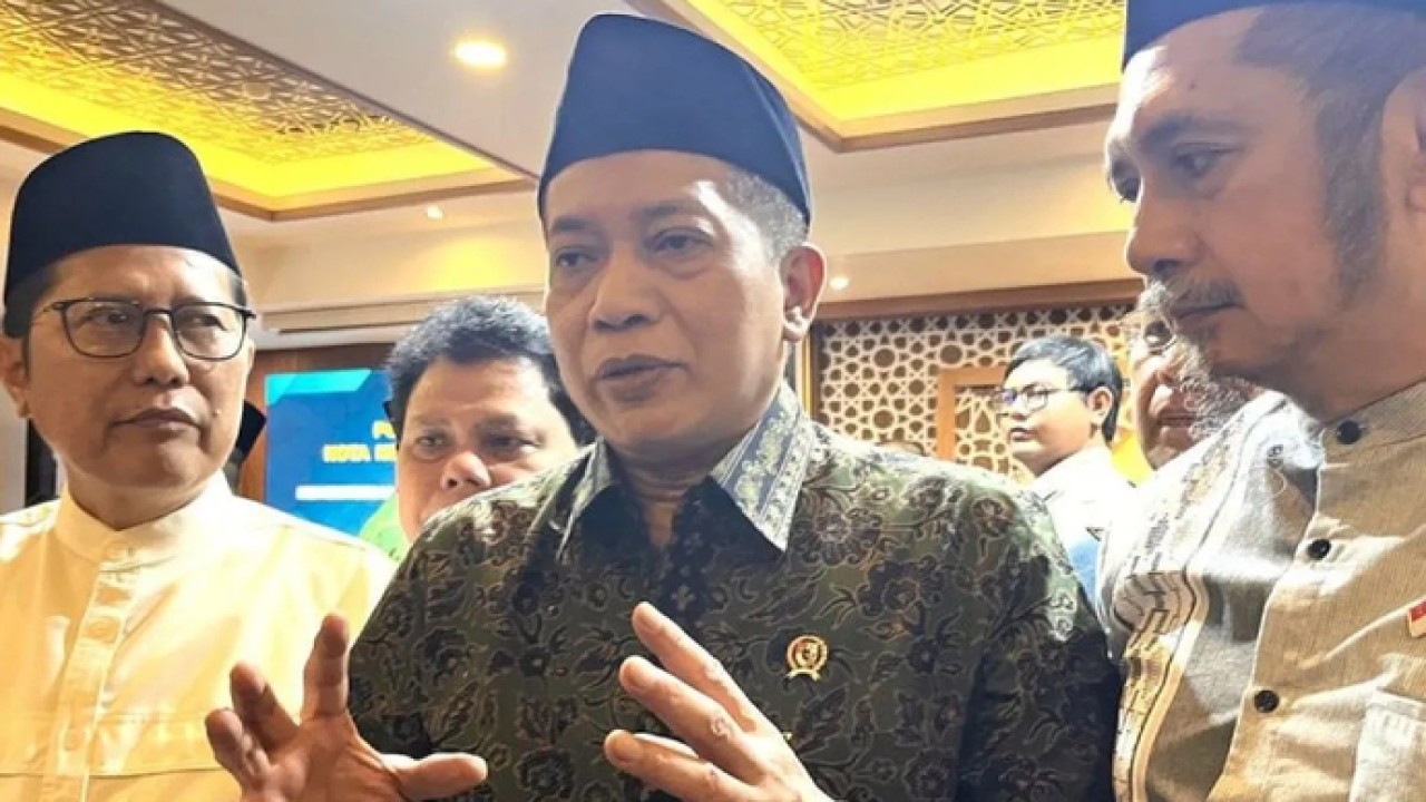Menteri Koperasi (Menkop) Ferry Juliantono (tengah) saat memberikan pernyataan pers di Kantor Pusat Majelis Ulama Indonesia (MUI) Jakarta, Selasa (7/4/2026). ANTARA/Arnidhya Nur Zhafira/am. (Antara)