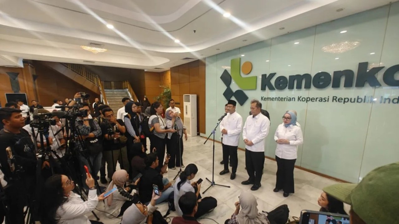 Menteri Sosial Saifullah Yusuf bersama Menteri Koperasi Ferry Juliantono dan Wakil Menteri Koperasi (Wamenkop) Farida Farichah memberikan keterangan selepas pertemuan di Kantor Kementerian Koperasi, Jakarta, Senin (14/4/2026). ANTARA/M Riezko Bima Elko Prasetyo (Antara)