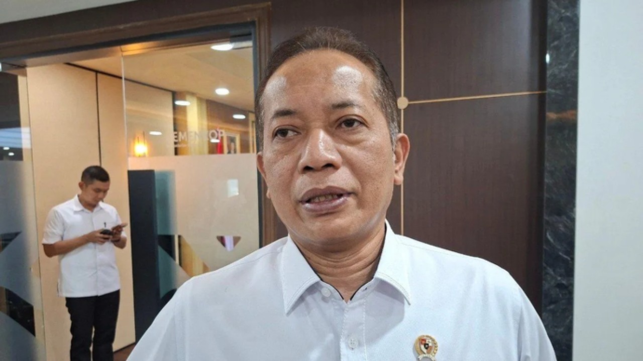 Menteri Koperasi (Menkop) Ferry Juliantono menjawab pertanyaan dari awak media di Jakarta, Senin (20/4/2026). (ANTARA/Aji Cakti) (Antara)