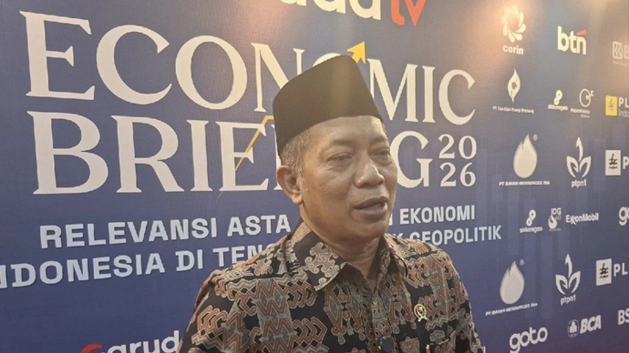 Menteri Koperasi (Menkop) Ferry Juliantono menyampaikan keterangan kepada wartawan di Jakarta, Kamis (23/4/2026). (ANTARA/Aji Cakti) (Antara)