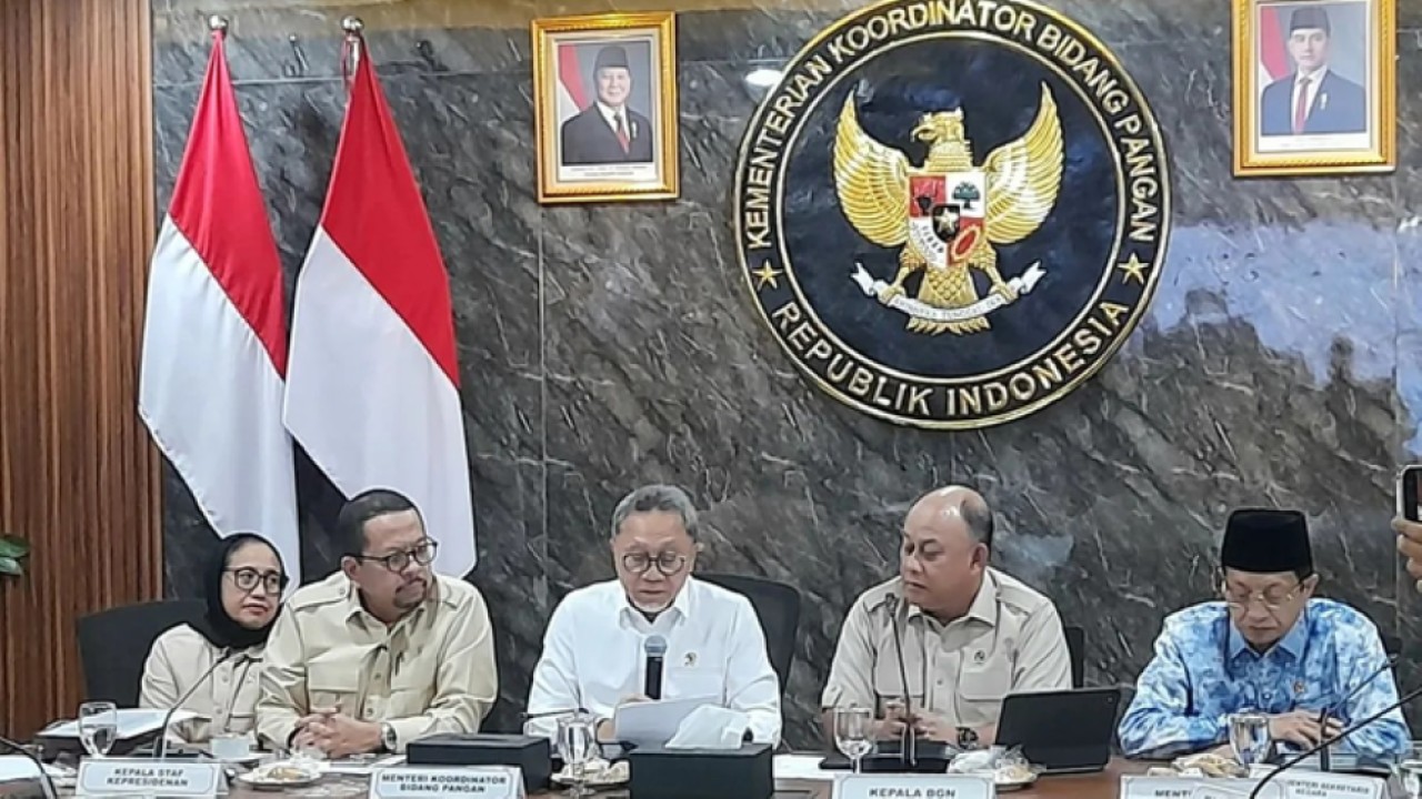 Menko Bidang Pangan Zulkifli Hasan (tengah) dalam rapat koordinasi terbatas terkait percepatan perbaikan Program Makan Bergizi Gratis (MBG) di Jakarta, Kamis (2/4/2026). ANTARA/Lintang Budiyanti Prameswari. (Antara)