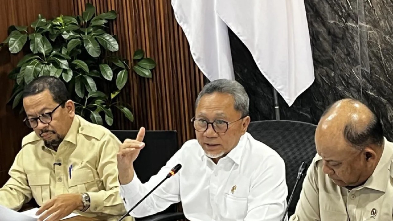 Menteri Koordinator (Menko) Bidang Pangan Zulkifli Hasan (tengah) memberikan keterangan pers usai rapat koordinasi terbatas di Jakarta, Kamis (2/4/2026). (ANTARA/Arnidhya Nur Zhafira) (Antara)