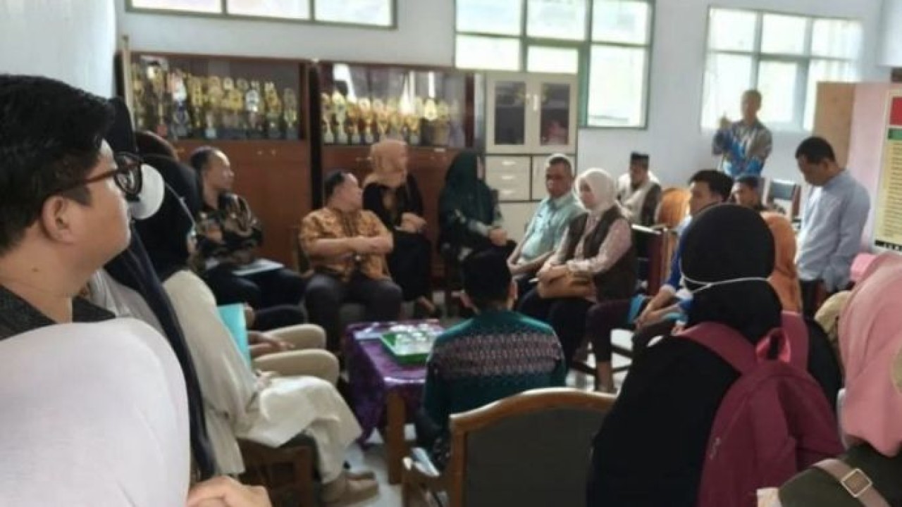 Satuan Tugas (Satgas) Makan Bergizi Gratis (MBG) Kabupaten Cianjur, Jawa Barat, melakukan Inspeksi Mendadak (Sidak) ke Satuan Pelayanan Pemenuhan Gizi (SPPG) Cisarandi II, Kamis (9/4/2026). ANTARA/Ahmad Fikri. (Antara)