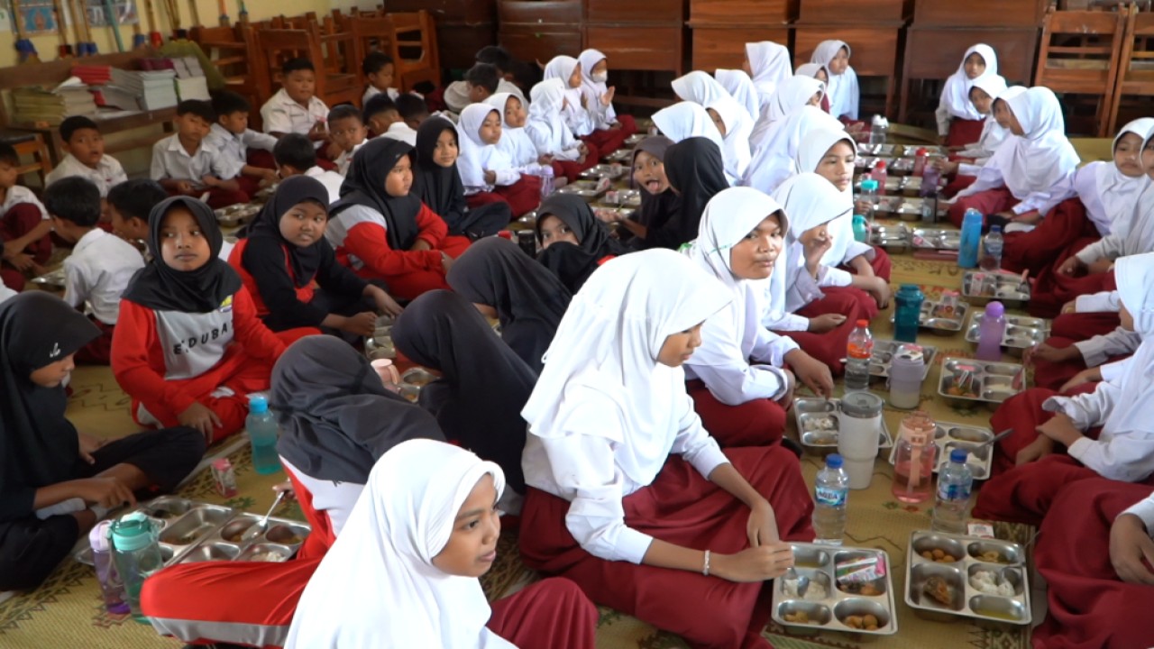 Makan Bergizi Gratis (MBG) di SDN 2 Barukan Klaten disajikan prasmanan. (Foto: Dok/Istimewa/Bakom RI)