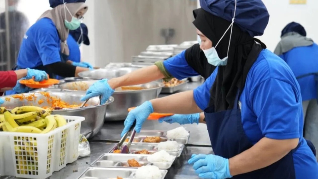 Petugas Satuan Pelayanan Pemenuhan Gizi (SPPG) sedang mengemas Makan Bergizi Gratis (MBG) untuk disalurkan ke penerima manfaat. (Foto: ANTARA/HO-BGN)