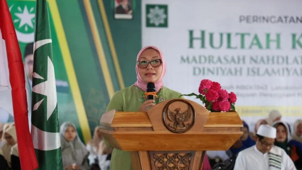 Menteri Pemberdayaan Perempuan dan Perlindungan Anak Arifah Fauzi dalam kunjungan kerja di Madrasah Nahdatul Banat Diniyah Islamiyah (NBDI), Lombok Timur, Nusa Tenggara Barat. ANTARA/HO-KemenPPPA (Antara)