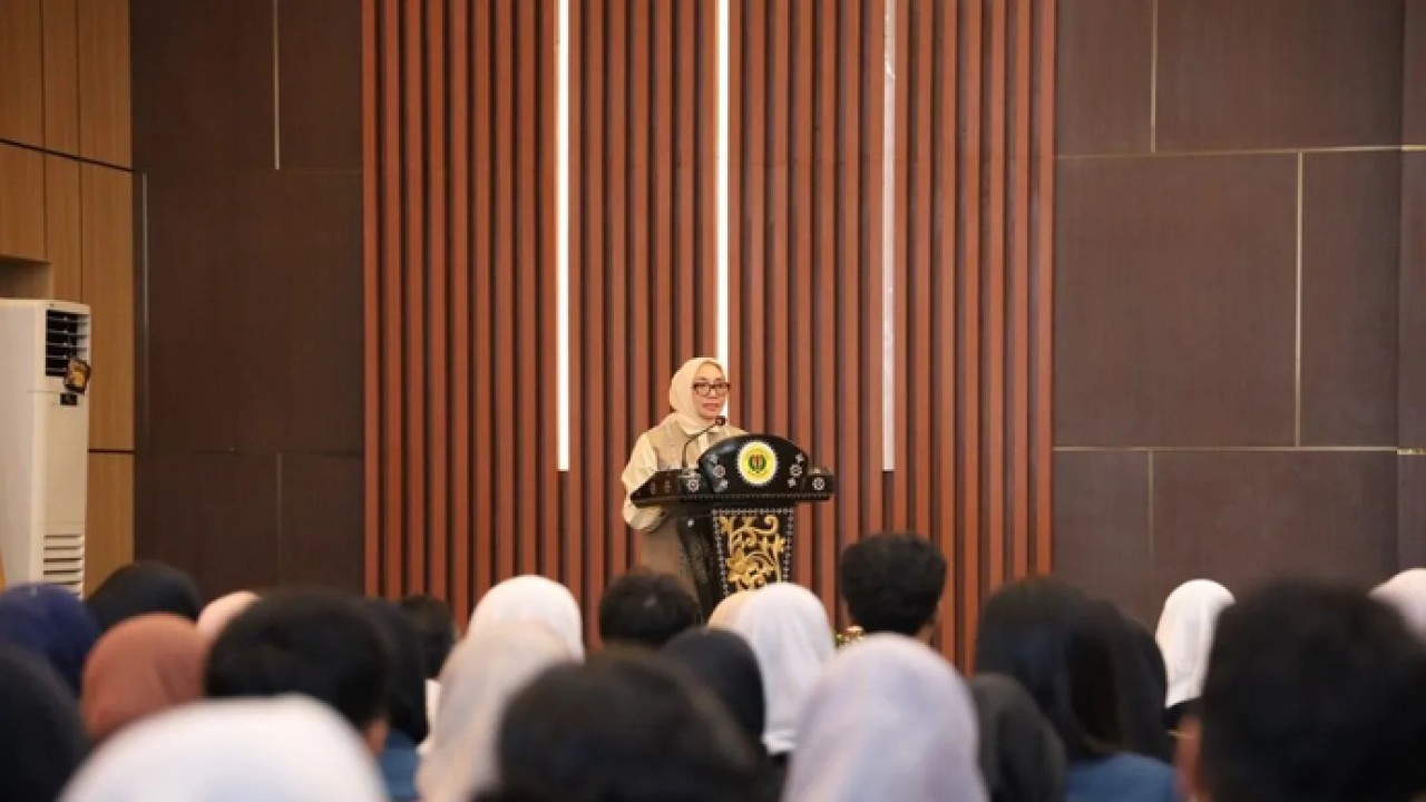 Menteri Pemberdayaan Perempuan dan Perlindungan Anak Arifah Fauzi saat kunjungan kerja di Universitas Mataram (Unram), di Mataram, Nusa Tenggara Barat. ANTARA/HO-KemenPPPA (Antara)