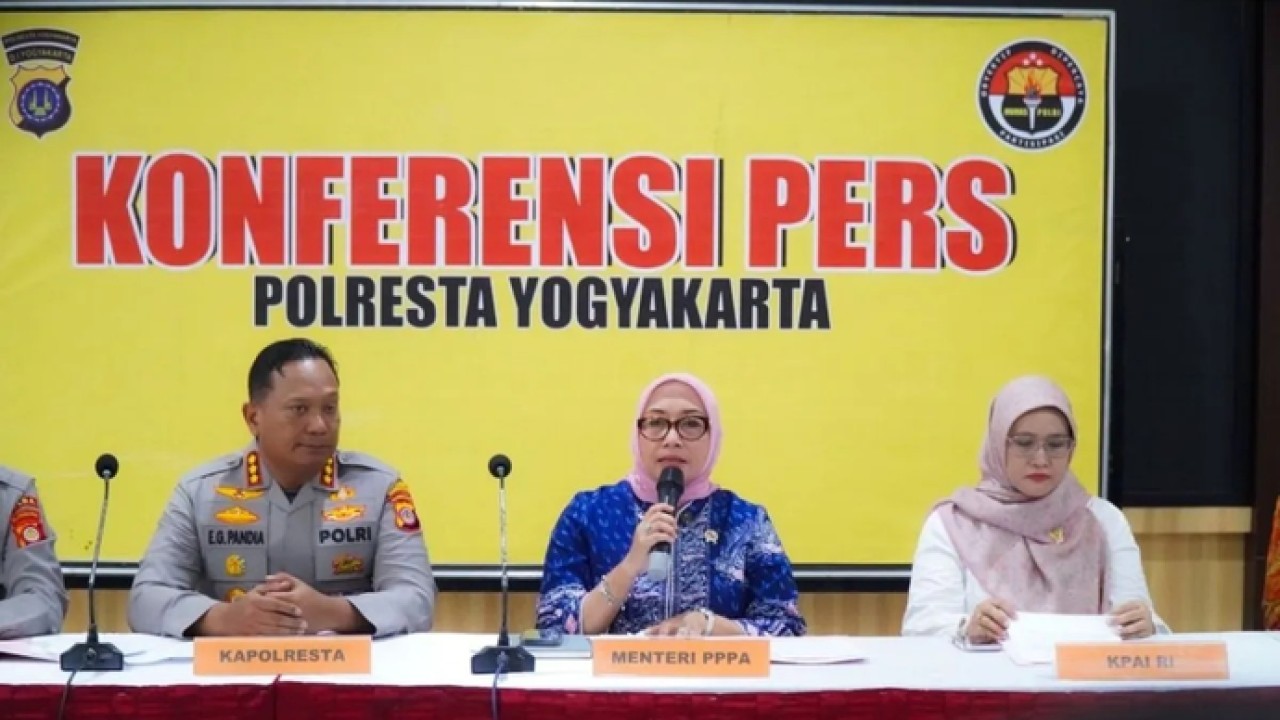 (Ki-ka) Kapolresta Yogyakarta Kombes Pol Eva Guna Pandia, Menteri Pemberdayaan Perempuan dan Perlindungan Anak Arifah Fauzi, dan Anggota Komisi Perlindungan Anak Indonesia (KPAI) Diyah Puspitarini dalam konferensi pers di Polresta Yogyakarta, DI Yogyakarta, Senin 27 April 2026. ANTARA/HO-KemenPPPA (Antara)