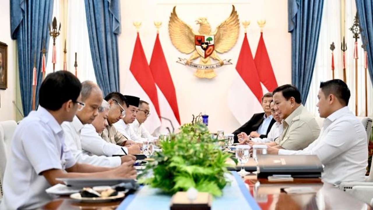Prabowo Subianto memimpin rapat terbatas di Istana Merdeka, Jakarta, pada Senin, 6 April 2026, guna membahas percepatan program perumahan rakyat secara nasional (Setpres)