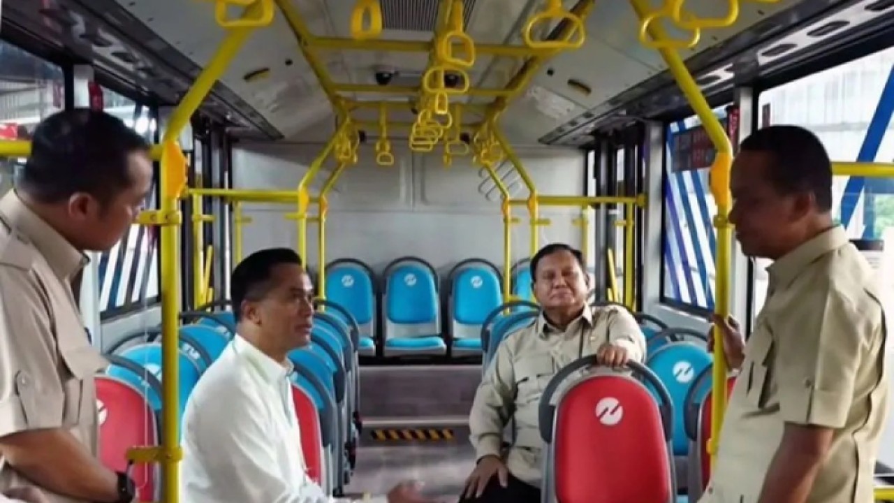 Tangkapan layar - Presiden Prabowo Subianto (dua kanan) saat meninjau bus listrik Transjakarta di pabrik perakitan kendaraan komersial berbasis listrik milik PT VKTR Teknologi Mobilitas di Magelang, Jawa Tengah, Kamis (9/4/2026). ANTARA/HO-Youtube Sekretariat Presiden/pri. (Antara)