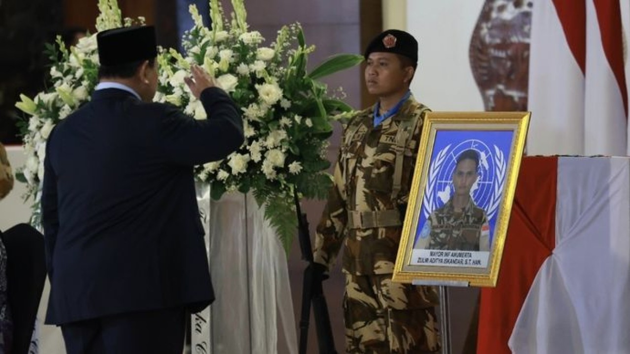 Kehadiran Presiden Republik Indonesia Prabowo Subianto menjadi sorotan saat menyambut tiga prajurit TNI yang gugur dalam misi perdamaian dunia di Lebanon. (Istimewa)