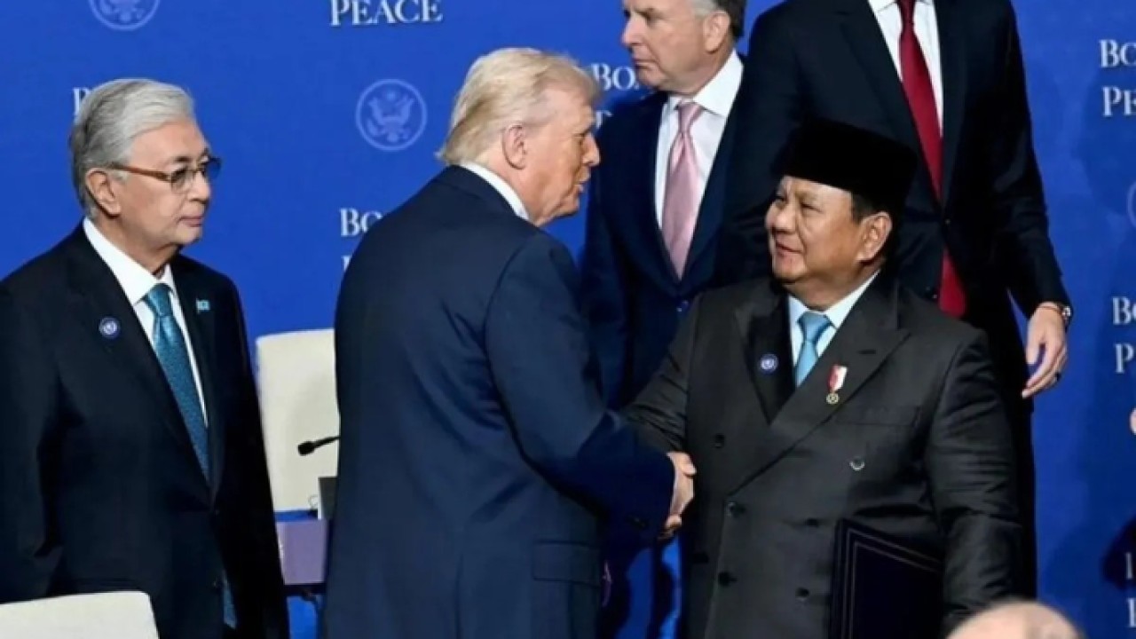Arsip - Presiden RI Prabowo Subianto (kanan) bersalaman dengan Presiden Amerika Serikat Donald Trump dalam pertemuan perdana (Inaugural Meeting) Board of Peace (BoP) yang digelar di Donald Trump United States Institute of Peace, Washington, D.C., Amerika Serikat, Kamis (19/2/2026). (ANTARA/HO- Sekretariat kabinet.) (Antara)