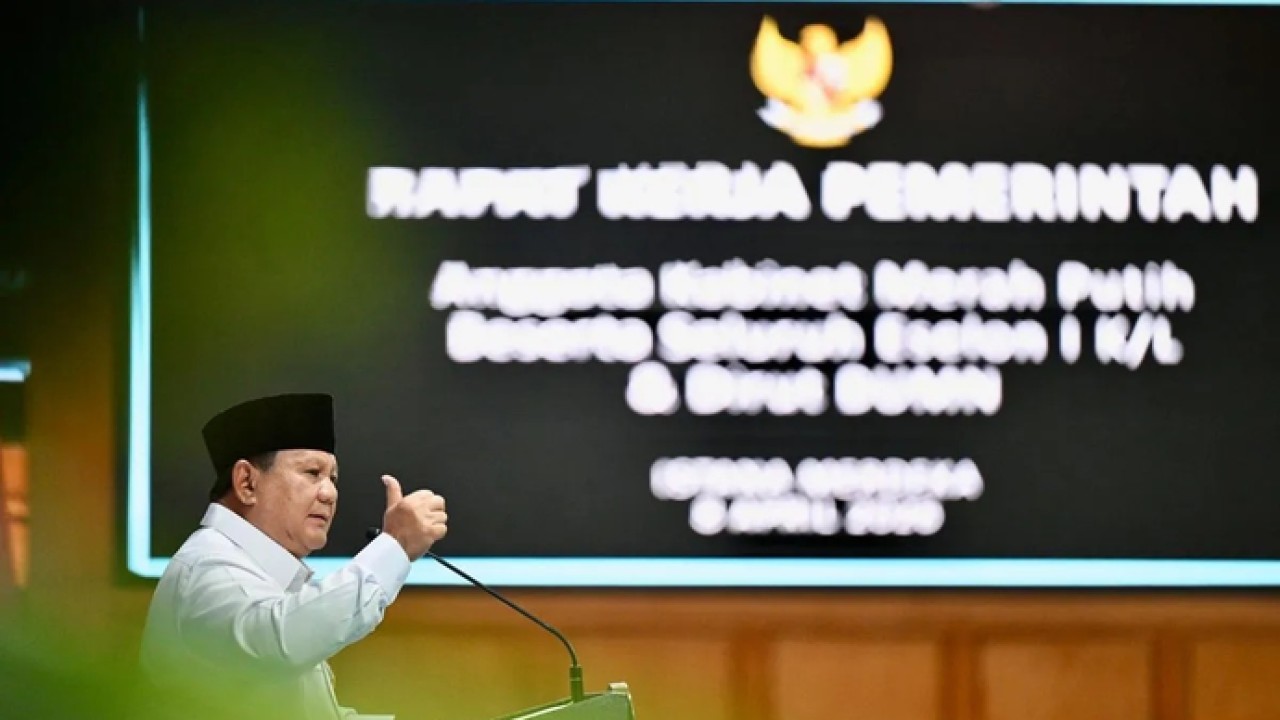 Presiden Prabowo Subianto memberikan taklimat di hadapan 800 pejabat negara mulai dari menteri sampai dengan eselon I kementerian/lembaga saat Rapat Kerja Pemerintah di Halaman Tengah Istana Kepresidenan, Jakarta, Rabu (8/4/2026). ANTARA/Genta Tenri (Antara)