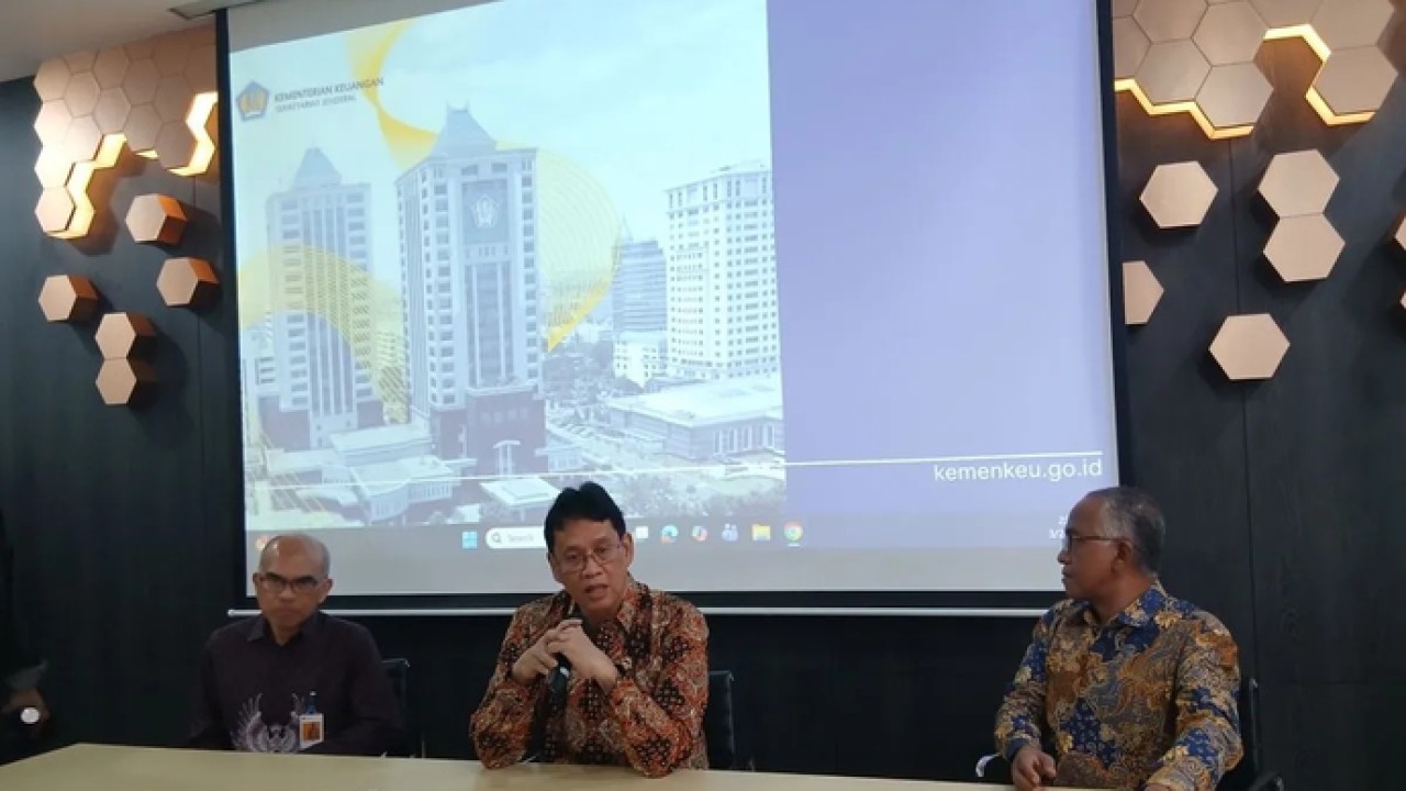 Menteri Keuangan Purbaya Yudhi Sadewa (tengah) menjawab pertanyaan wartawan dalam taklimat media di kantor Kementerian Keuangan, Jakarta, Selasa (21/4/2026). (ANTARA/Uyu Septiyati Liman) (Antara)