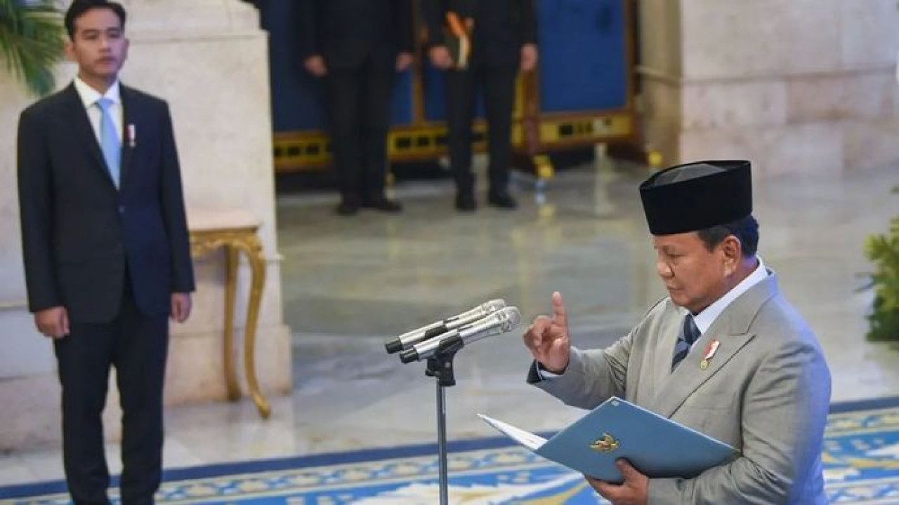 Presiden Prabowo Subianto (kanan) disaksikan Wakil Presiden Gibran Rakabuming Raka (kiri) membacakan sumpah jabatan saat acara pelantikan di Istana Negara, Jakarta, Rabu (8/10/2025). (ANTARA)