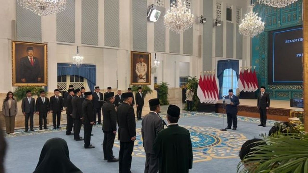 Presiden Prabowo Subianto resmi melantik sejumlah pejabat baru di lingkungan Istana Negara dalam sebuah upacara kenegaraan yang digelar pada Senin, 27 April 2026 (NTVnews)