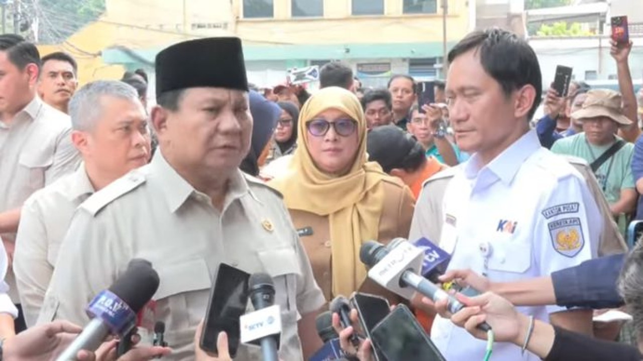 Prabowo Subianto jenguk korban kecelakaan kereta di RSUD Bekasi (Istimewa)