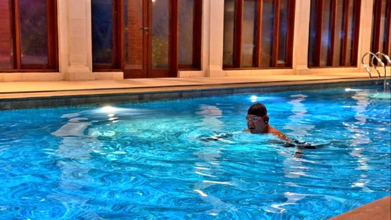 Presiden Prabowo Subianto memulai aktivitasnya pada Sabtu pagi, 18 April 2026, dengan menjalankan rutinitas olahraga di kediaman pribadinya di Hambalang, Jawa Barat.