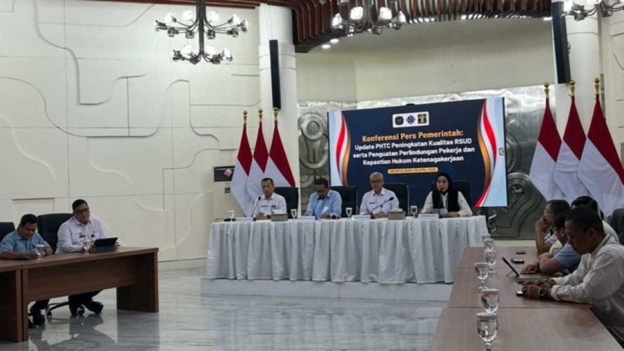 Kepala Badan Komunikasi Pemerintah (Bakom), Muhammad Qodari, menegaskan posisi pemerintah terhadap pekerja jelang hari Buruh 1 Mei 2026.  “Pemerintah ingin menegaskan satu hal bahwa posisi pemerintah bukan berhadapan dengan pekerja atau buruh, melainkan berdiri bersama pekerja dan buruh. Negara hadir sebagai pelindung pekerja sekaligus penjaga keberlanjutan lapangan kerja. Karena itu kami percaya bahwa kesejahteraan pekerja dan kesehatan dunia usaha bukanlah hal yang saling bertentangan, melainkan dua sisi dari satu tujuan yang sama. Kalau dunia usahanya nggak sehat, nggak bisa gajian ya Pak Kris ya. Demikian pula sebaliknya,” ujar Qodari dalam Konferensi Pers di Kantor Bakom, Rabu, 29 April 2026  Sebagai bentuk komitmen tersebut, Qodari menyampaikan bahwa Prabowo Subianto dijadwalkan menghadiri puncak peringatan Hari Buruh Nasional 2026.  “Presiden Prabowo insyaallah diagendakan hadir pada puncak peringatan Hari Buruh Nasional 2026 yang akan dilaksanakan di Monumen Nasional,” lanjutnya.   Baca Juga: Kasus Little Aresha Picu Evaluasi Total Daycare di Yogyakarta  Diberitakan sebelumnya, Presiden Konfederasi Serikat Pekerja Seluruh Indonesia, Andi Gani Nena Wea, mengungkapkan bahwa peringatan May Day tahun ini akan dimulai pukul 08.00 WIB dan diperkirakan dihadiri ratusan ribu buruh.  “May Day akan dimulai jam 8 pagi. Massa buruh akan mencapai sekitar 211 ribu, lebih besar dua kali lipat dari tahun lalu,” ujar Andi Gani.  Ia menambahkan, dalam rangkaian acara tersebut, Presiden Prabowo dijadwalkan memberikan pidato kenegaraan yang memuat arah kebijakan pemerintah di bidang ketenagakerjaan. Selain itu, kegiatan juga akan diisi dengan sambutan dari pimpinan konfederasi buruh serta kehadiran sejumlah tokoh buruh internasional.  Menurut Andi Gani, persiapan peringatan May Day 2026 telah dilakukan sejak awal Maret. Ia menyebut keterlibatan langsung Presiden dalam proses persiapan, termasuk desain atribut acara.  “Sejak awal Maret saya dipanggil Presiden, dan beliau mendesain langsung kaos May Day. Beliau ingin yang terbaik untuk buruh,” katanya.  Lebih lanjut, ia menegaskan bahwa pembagian kaos dan payung kepada peserta tidak menggunakan anggaran negara.