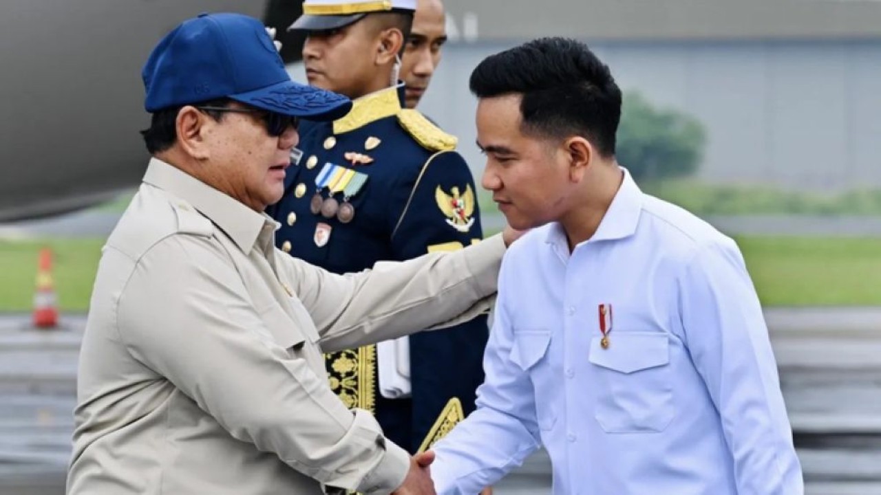 Presiden Prabowo Subianto (kiri) bersalaman dengan Wapres Gibran Rakabuming Raka saat tiba di Lanud TNI AU Halim Perdanakusuma, Jakarta, Rabu 15 April 2026. (Foto: ANTARA/HO-BPMI Sekretariat Presiden)