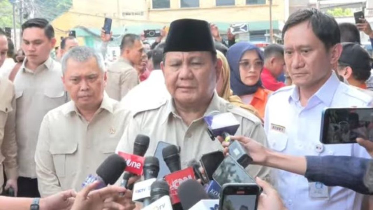 Presiden Prabowo Subianto menjenguk korban kecelakaan kereta di RSUD Bekasi pada Selasa (28/4/2026) pagi. (Foto: Istimewa)