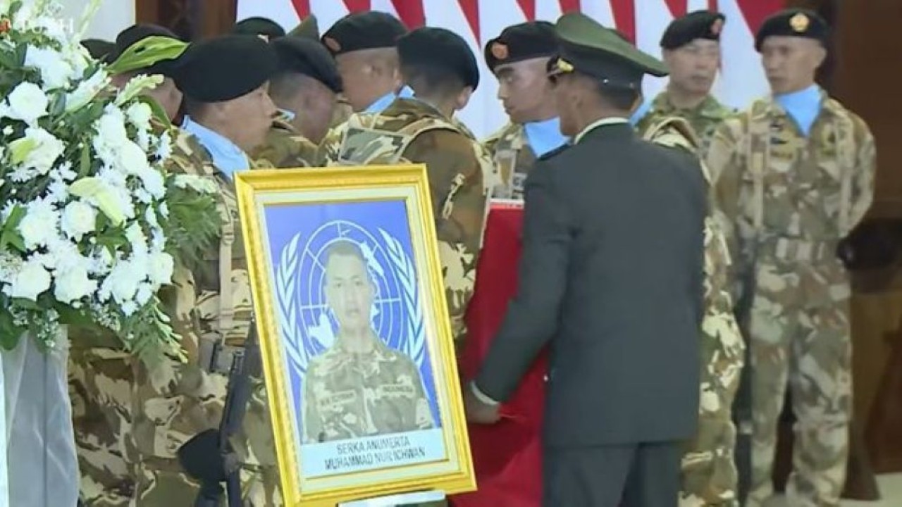 Jenazah 3 prajurit TNI yang gugur di Lebanon tiba di Indonesia. (Foto: YouTube Sekretariat Presiden)