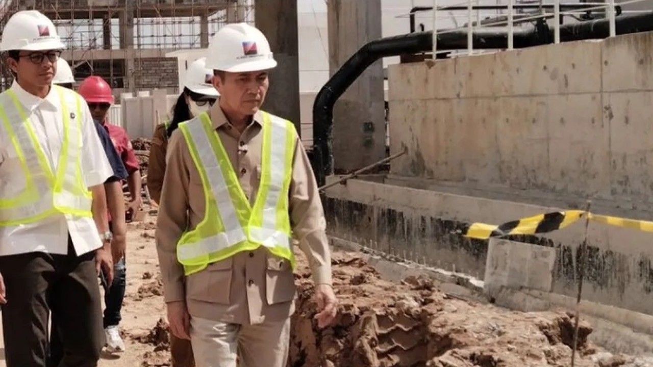 Director of Investment at Danantara Investment Management, ⁠Fadli Rahman (paling kiri) bersama Wali Kota Palembang Ratu Dewa saat meninjau proyek PSEL di Keramasan, Kertapati, Palembang, Senin (20/4/2026). ANTARA/M Imam Pramana. (Antara)