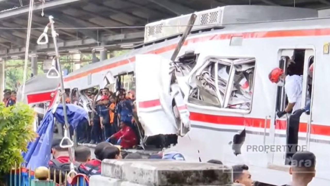 Korban meninggal dunia atas insiden tabrakan antara kereta Commuter Line dan kereta jarak jauh di Stasiun Bekasi Timur, Jawa Barat, Senin (27/4) malam, bertambah menjadi 14 orang.