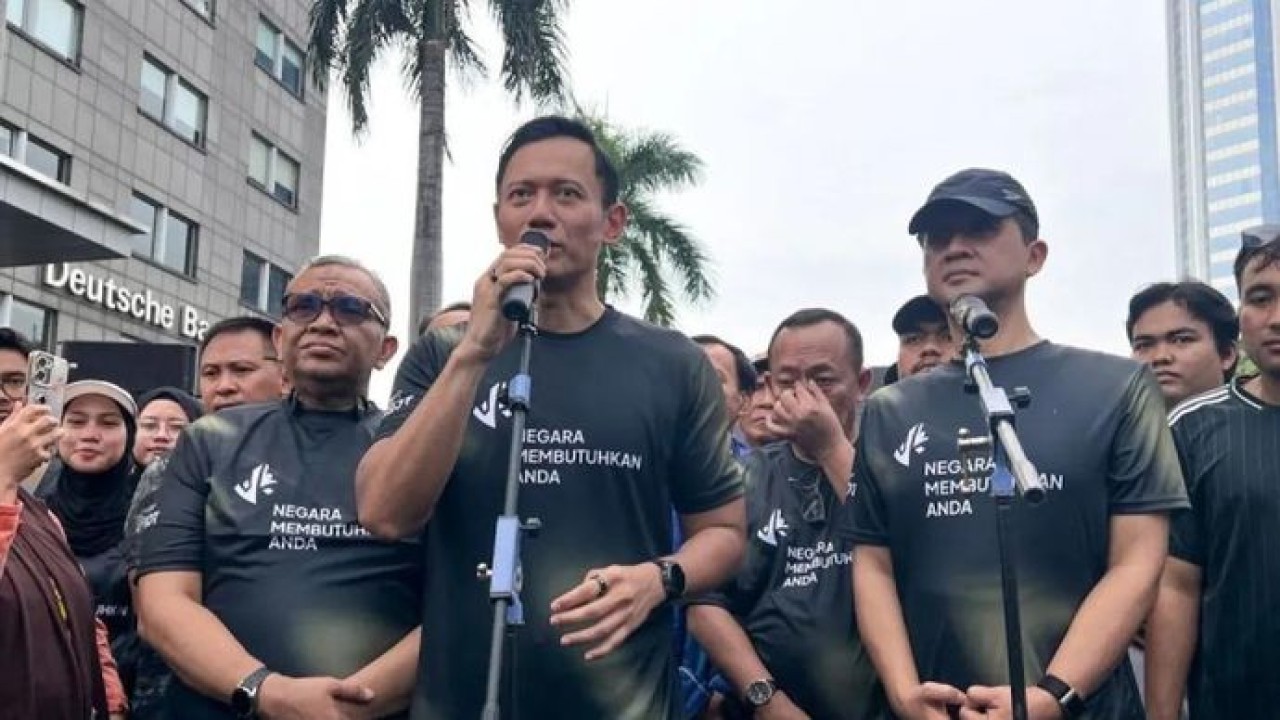 Menteri Koordinator Bidang Infrastruktur dan Pembangunan Kewilayahan Agus Harimurti Yudhoyono (tengah) didampingi Menteri Transmigrasi Muhammad Iftitah Sulaiman Suryanagara (kanan), Wakil Menteri Ketenagakerjaan (Wamenaker) Afriansyah Noor (kiri) memberi keterangan kepada awak media dalam kegiatan Patriot Move 2026 yang dirangkaikan dengan lari bersama peserta Ekspedisi Patriot pada momentum Car Free Day di Bundaran HI Jakarta, Minggu 17 Mei 2026. ANTARA/Harianto (Antara)