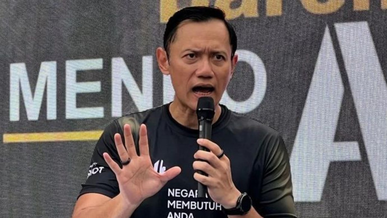 Menteri Koordinator Bidang Infrastruktur dan Pembangunan Kewilayahan Agus Harimurti Yudhoyono (AHY) berbicara dalam kegiatan Patriot Move 2026 yang digelar Kementerian Transmigrasi (Kementrans) dan dirangkaikan dengan lari bersama peserta Ekspedisi Patriot pada momentum Car Free Day di Bundaran HI, Jakarta, Minggu 17 Mei 2026. ANTARA/Harianto (Antara)
