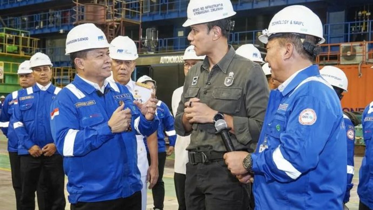Menko IPK Agus Harimurti Yudhoyono (AHY) kedua kanan berbincang dengan Direktur Utama PT PAL Indonesia Kaharuddin Djenod (kiri) saat meninjau galangan kapal di PT PAL, Surabaya, Jawa Timur, Kamis 21 Mei 2026. ANTARA/HO-PT PAL Indonesia (Antara)