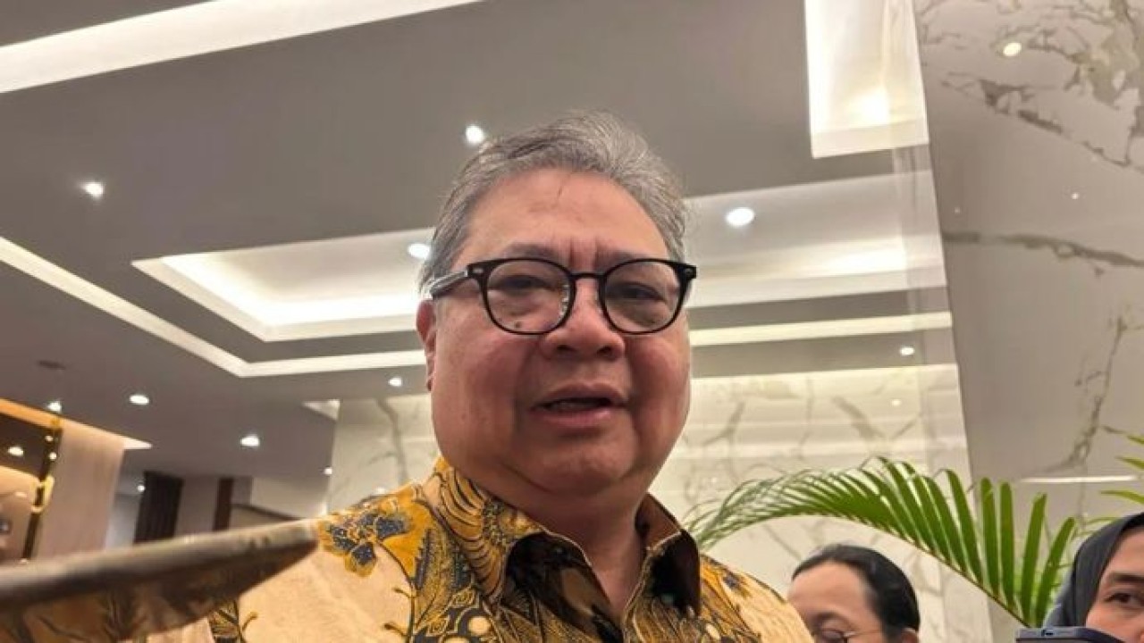 Menteri Koordinator Bidang Perekonomian Airlangga Hartarto menjawab pertanyaan wartawan dalam wawancara cegat di Kantor Kementerian Koordinator Bidang Perekonomian Jakarta, Kamis 21 Mei 2026. (ANTARA/Imamatul Silfia) (Antara)