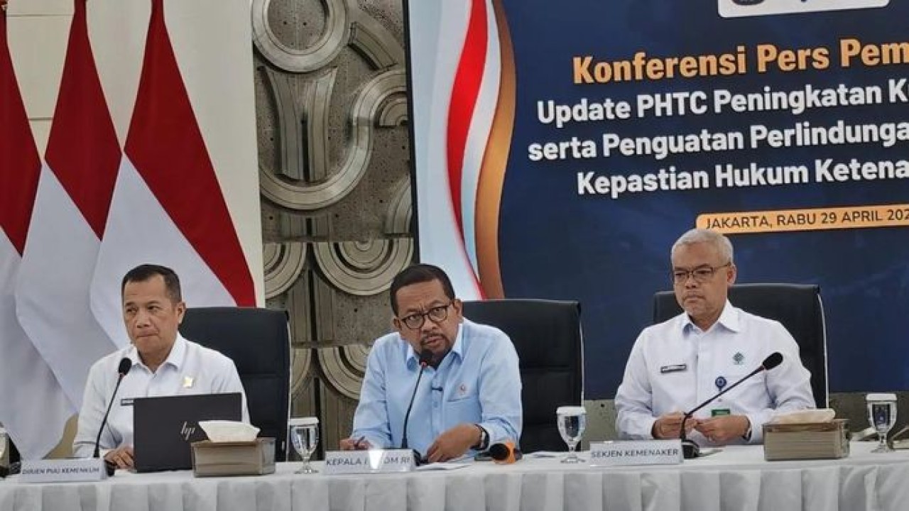 Kepala Badan Komunikasi Pemerintah (Bakom) RI Muhammad Qodari (tengah) dalam konferensi pers (Antara)