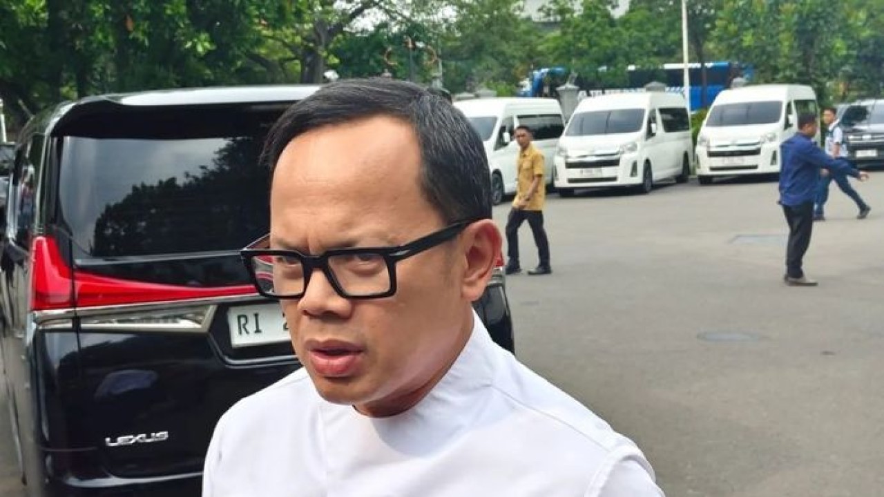 Wakil Menteri Dalam Negeri Bima Arya menyampaikan keterangan di kompleks Istana Kepresidenan, Jakarta, menjelang rapat terbatas bersama Presiden RI Prabowo Subianto, Kamis, 27 November 2025. (ANTARA/Fathur Rochman) (Antara)