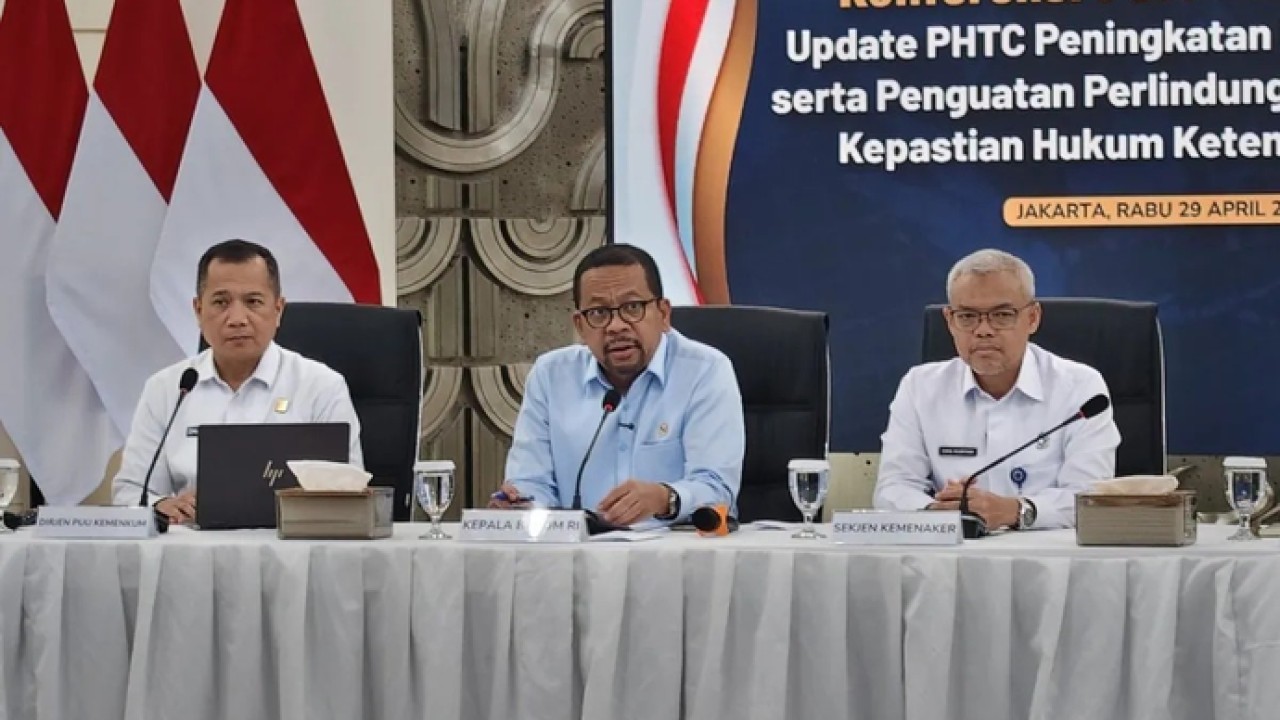 Kepala Badan Komunikasi Pemerintah (Bakom) RI Muhammad Qodari (tengah) dalam konferensi pers (Antara)
