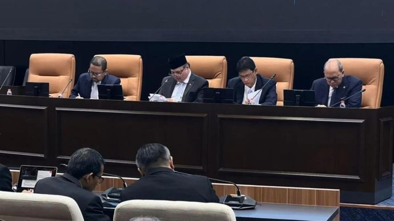 Kepala Badan Komunikasi Pemerintah Muhammad Qodari (kiri) dalam konferensi pers bertema (Antara)