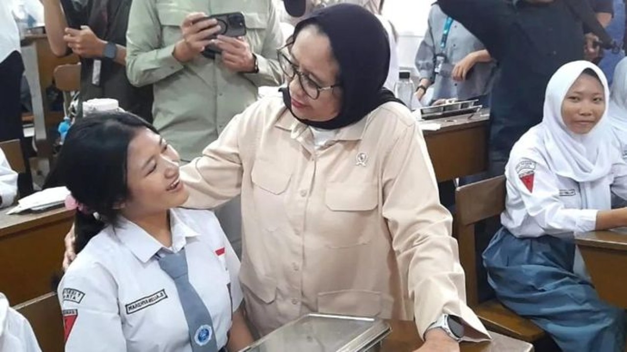 Ilustrasi: Wakil Kepala BGN Nanik Sudaryati Deyang (kanan) berbincang dengan salah seorang siswa SMK Negeri 1 Jakarta saat meninjau pembagian Makan Bergizi Gratis (MBG) di sekolah tersebut. ANTARA/Lintang Budiyanti Prameswari (Antara)