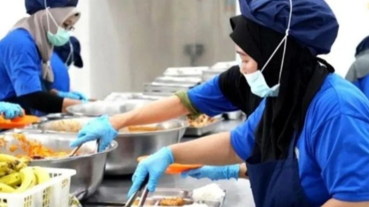 Ilustrasi - Petugas SPPG tengah menyiapkan Makan Bergizi Gratis (MBG) untuk disalurkan kepada penerima manfaat. ANTARA/HO-BGN . (Antara)