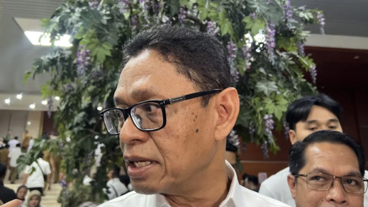 Wakil Menteri Energi dan Sumber Daya Mineral (ESDM) Yuliot memberi keterangan ketika ditemui di Kompleks Parlemen Senayan Jakarta, Senin (25/5/2026). (ANTARA/Putu Indah Savitri) (Antara)