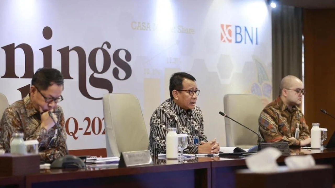 Dokumentasi - Direktur Utama BNI Putrama Wahju Setyawan (tengah). (ANTARA/HO-BNI) (Antara)