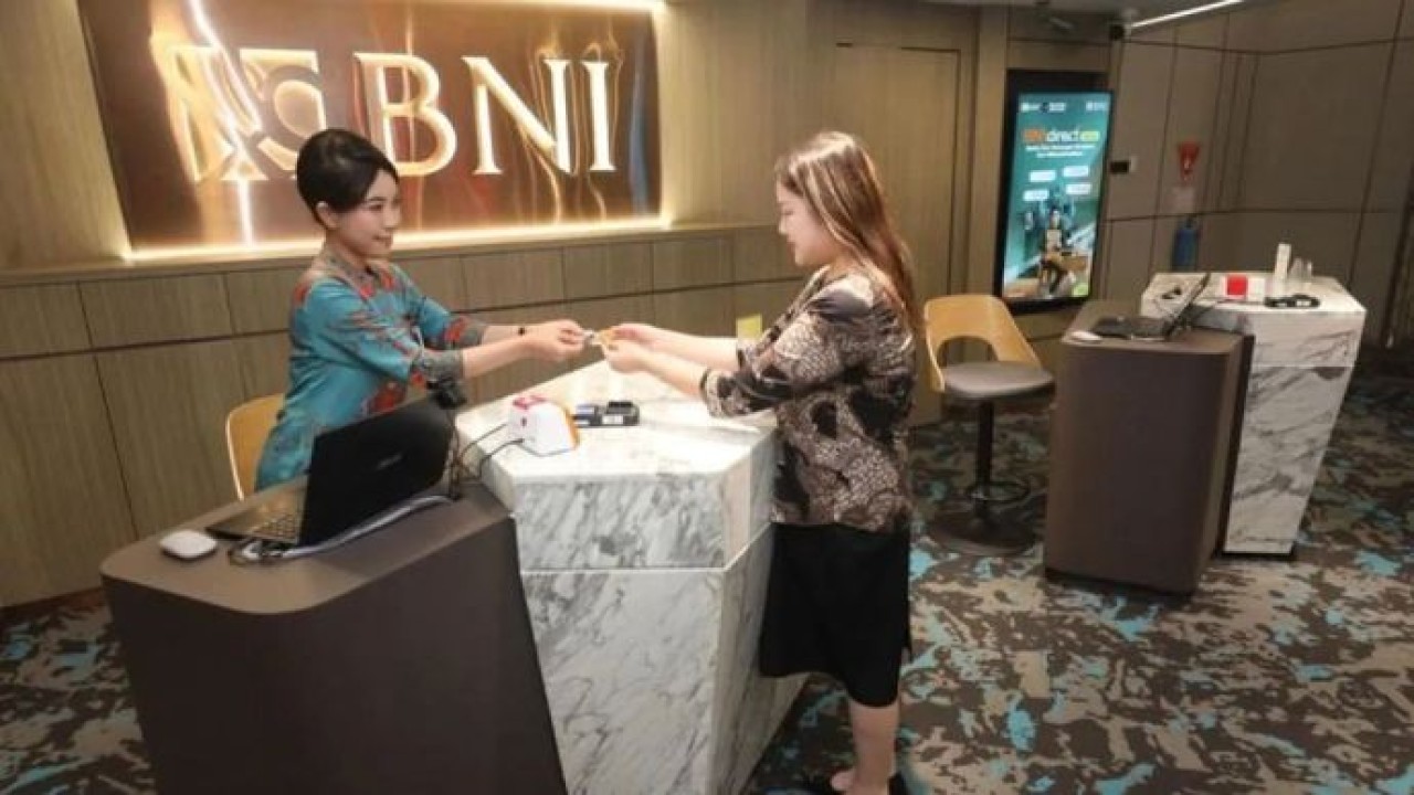 Ilustrasi - Petugas Bank Negara Indonesia (BNI) memberi layanan perbankan kepada nasabah. (ANTARA/HO-BNI.) (Antara)