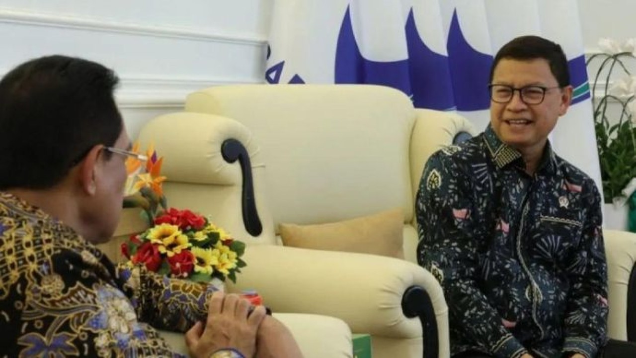 Wakil Menteri Kesehatan Benjamin Paulus Octavianus (kiri) dan Kepala Badan Pengawas Obat dan Makanan (BPOM) Taruna Ikrar di Jakarta, Kamis (16/4/2026). ANTARA/HO - BPOM/pri. (Antara)