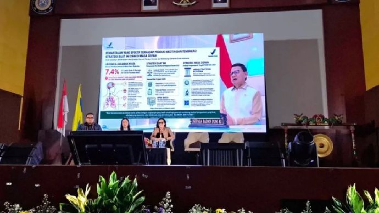 Kepala Badan Pengawas Obat dan Makanan (BPOM) Taruna Ikrar memberikan paparan dalam The 11th Indonesian Conference on Tobacco Control (ICTOH) 2026 yang digelar di Universitas Airlangga, Surabaya, Kamis 21 Mei 2026. ANTARA/HO - BPOM (Antara)