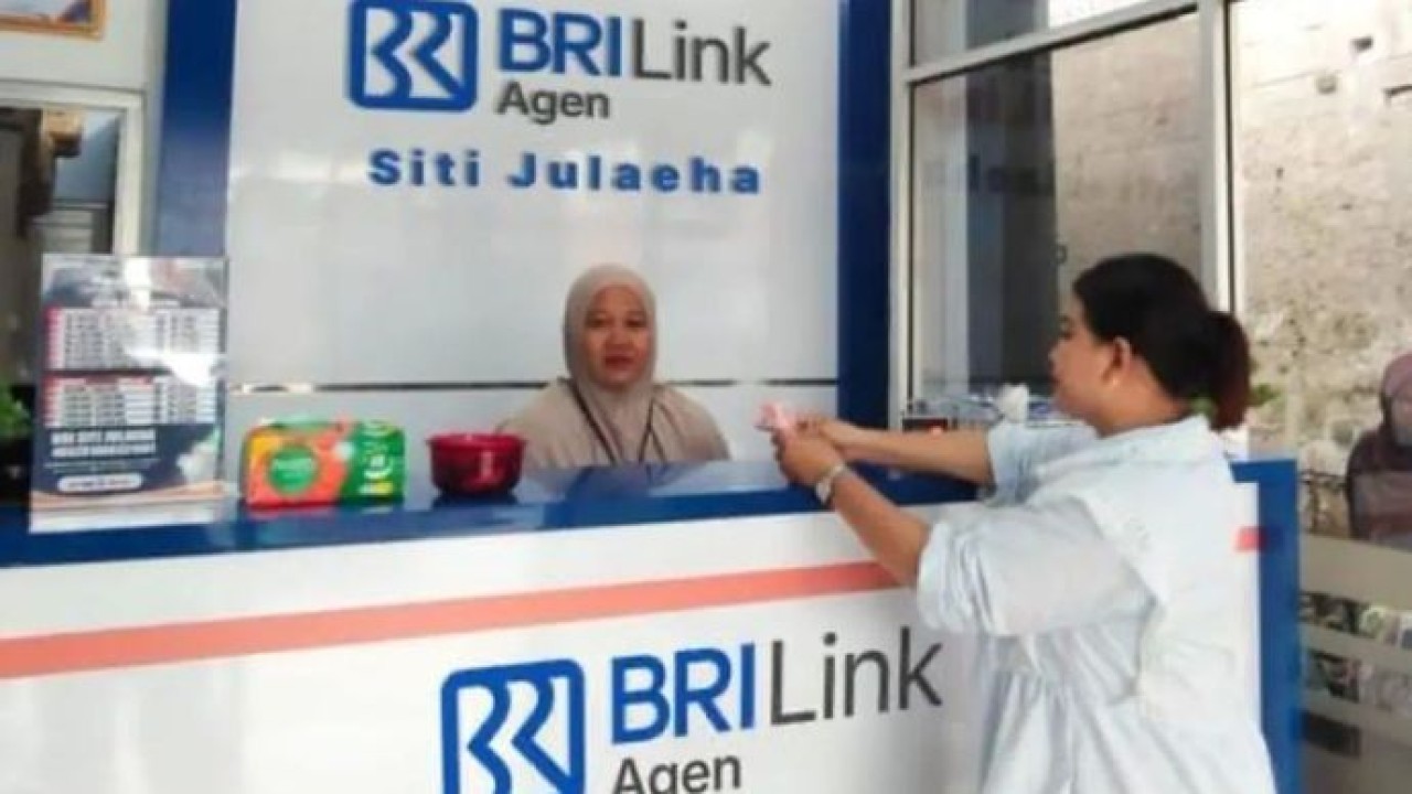 Ilustrasi - Mitra BRILink Agen memberi layanan keuangan kepada nasabah. ANTARA/HO-B (Antara)
