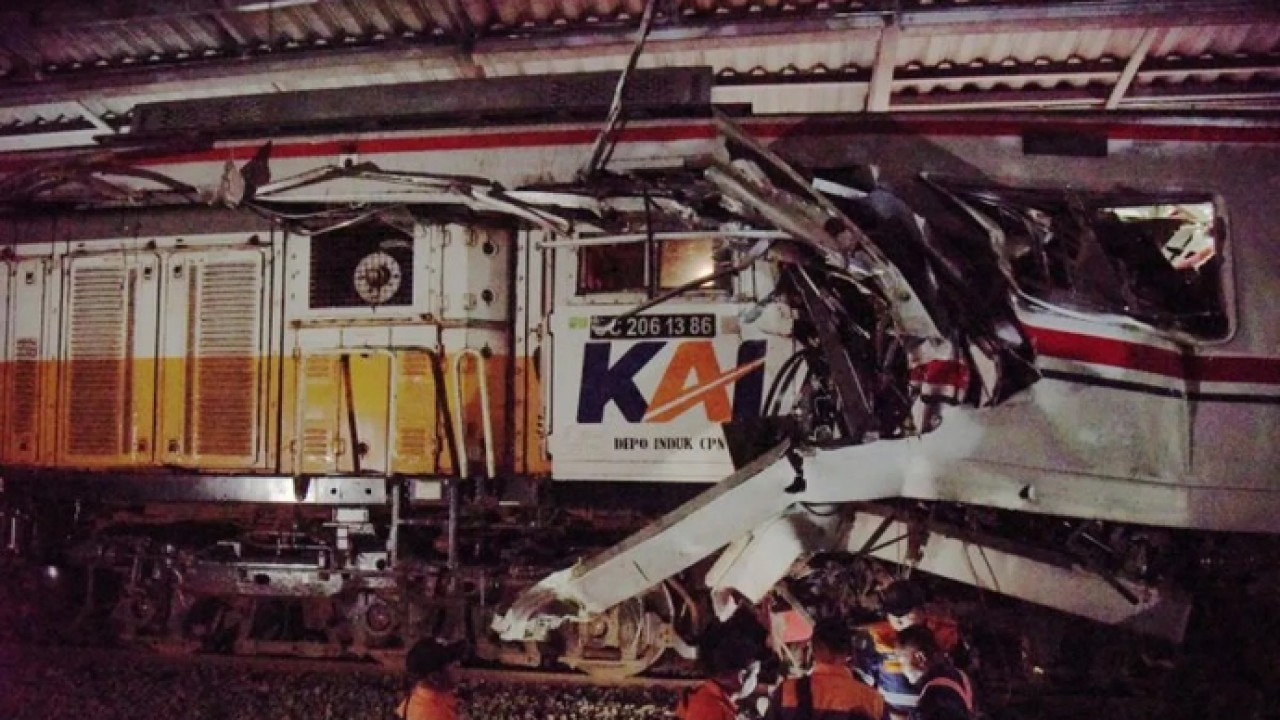 Petugas memeriksa kondisi gerbong KRL Commuterline yang bertabrakan dengan KA Argo Bromo Anggrek relasi Gambir-Surabaya Pasar Turi di Stasiun Bekasi Timur, Bekasi, Jawa Barat, Senin (27/4/2026). ANTARA FOTO/Paramayuda/zk (Antara)