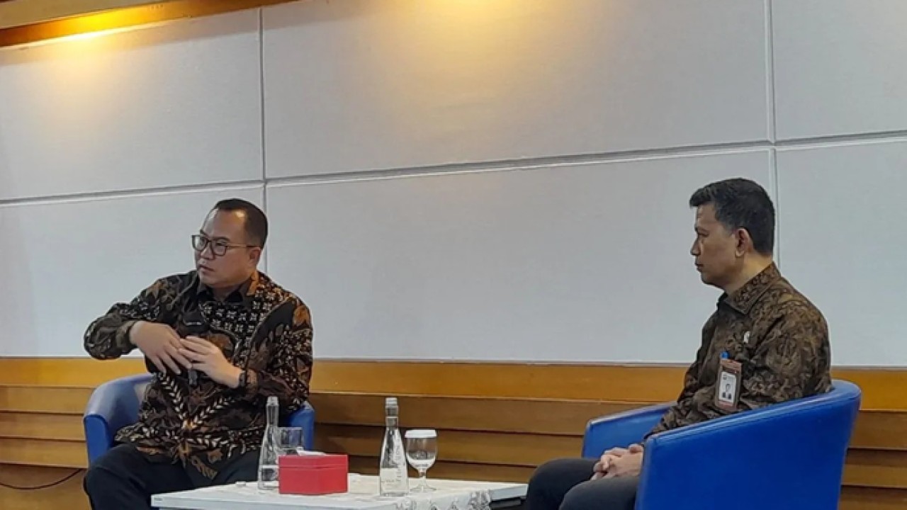 Kepala BRIN Arif Satria (kiri) dalam konferensi pers bersama media di Jakarta pada Selasa (28/4/2026). ANTARA/Lintang Budiyanti Prameswari. (Antara)